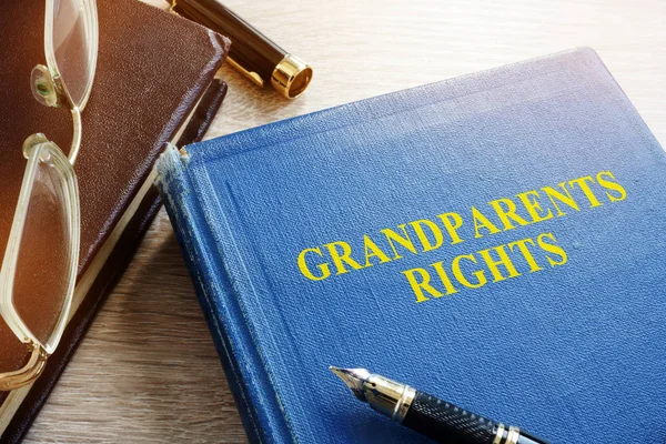 Großelternrechte auf dem Schreibtisch. Älteres Gesetz. — Stockfoto
