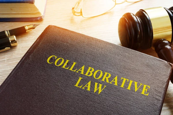 Direito Colaborativo ou prática colaborativa, divórcio ou direito de família em uma mesa . — Fotografia de Stock