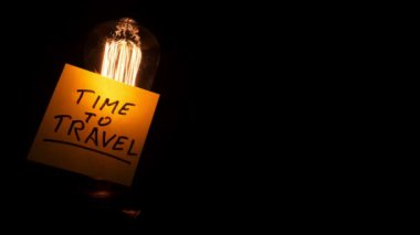 Bir sopa ve vintage ampul üzerinde seyahat vakti geldi. Metin için yer. Tatil için fikirler.