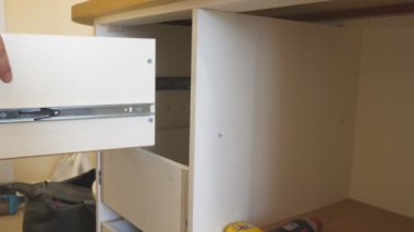 Mobilya montaj. Kabine yüklemede çekmece.