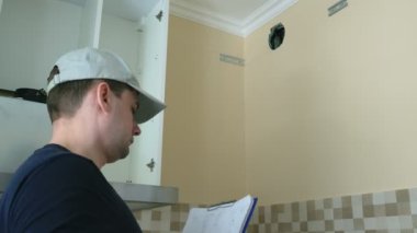 Foreman'ı mutfakta kontrol sürecinde yenileme ve dolapları derleme.