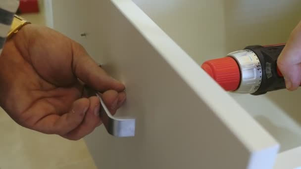 Närbild Installationen Möbelhandtag Mannen Med Skruvmejsel — Stockvideo