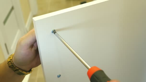 在白色橱柜上安装家具把手 用螺丝刀的大师 — 图库视频影像