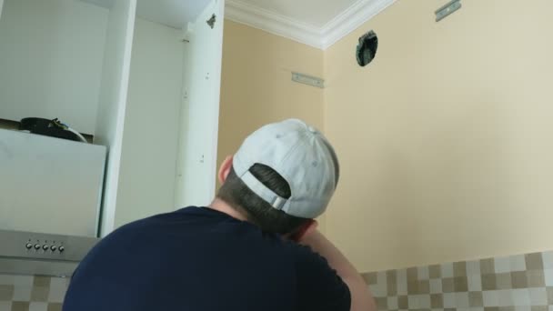 Keuken Renovatie Man Controle Proces Van Het Installeren Van Meubilair — Stockvideo