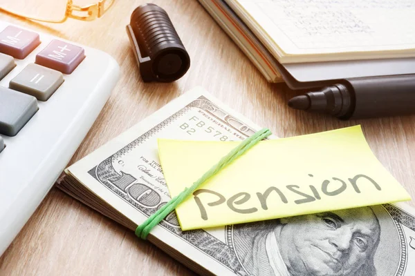 Memo con la palabra pensión en una pila de dinero. Plan de jubilación . — Foto de Stock