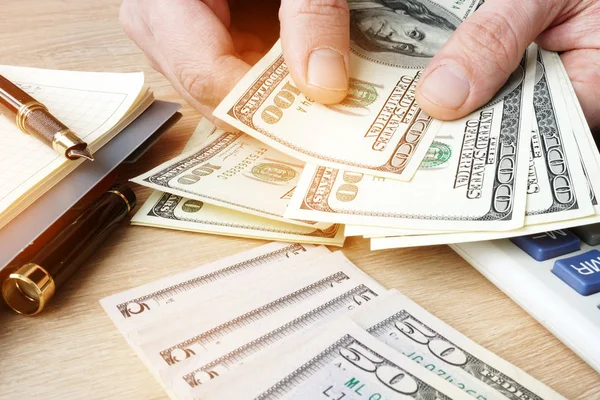 Empresário a contar notas de dólares americanos. Conceito de pequenas empresas . — Fotografia de Stock