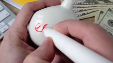 Üniversite için para. Adam bir kelime eğitim bir kumbara çizer..