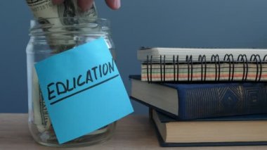 El dolarlarına etiket eğitim kavanoza koyarak. Üniversite için para.