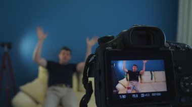 Bir blogcu olarak çalışıyor ve onun dairelerde video kaydı genç adam. 