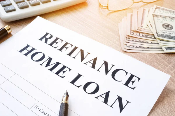 Refinansiera hem låneansökan på ett skrivbord. — Stockfoto