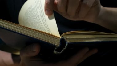 Kitap okuma kapatın. Adam eski moda vintage kitap okuma.