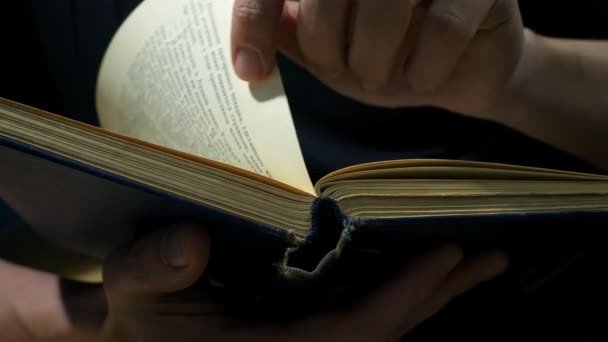 Primer Plano Del Libro Lectura Hombre Leyendo Libro Vintage Antigua — Vídeos de Stock