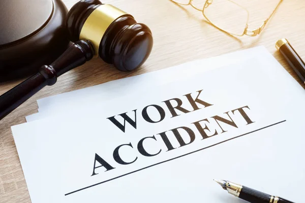 Documents sur l'accident du travail dans un tribunal . — Photo