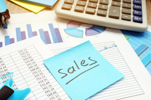 Stick met word-documenten voor verkoop- en financiële. — Stockfoto