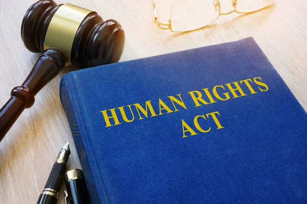 Human Rights Act och ordförandeklubban på ett bord. — Stockfoto