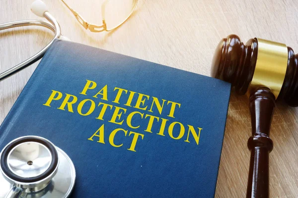 Loi sur la protection des patients et marteau sur une table . — Photo