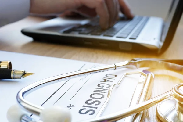 Conceito de telemedicina. Médico, laptop e estetoscópio . — Fotografia de Stock