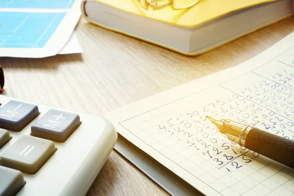 Contabilista local de trabalho com calculadora, documentos contábeis e livro de contabilidade . — Fotografia de Stock