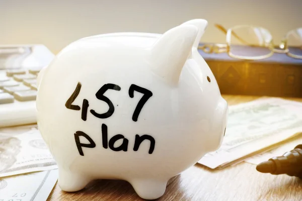 Plan de jubilación. 457 plan escrito en un lado de la alcancía . — Foto de Stock