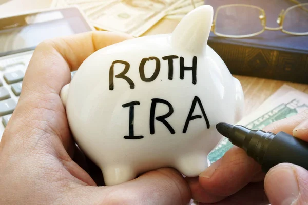 Manos sosteniendo alcancía con Roth IRA. Plan de pensiones . —  Fotos de Stock