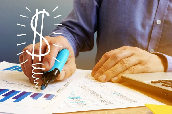 Winst concept. Zakenlieden financiële grafieken te controleren. Zakelijk succes. — Stockfoto