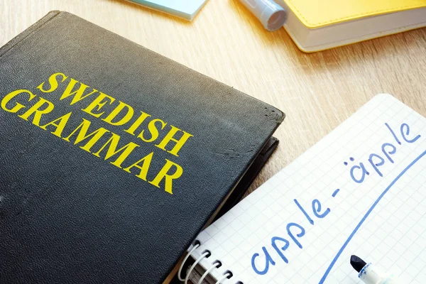 Bok med titeln svensk grammatik och bärbara — Stockfoto