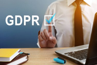 Genel veri koruma Yönetmeliği Gdpr. adam düğmesine basarak.