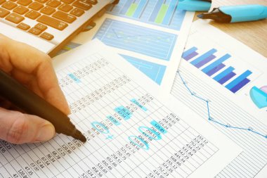 İş Denetim. Denetçi finansal rakamları ile belgelerin incelenmesi.