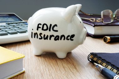 FDIC sigorta poliçesi bir ofis masasında.