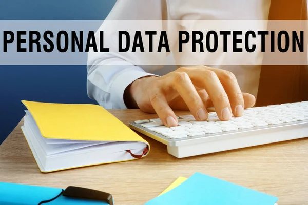 Protección de datos personales. Administrador escribiendo en un teclado . — Foto de Stock