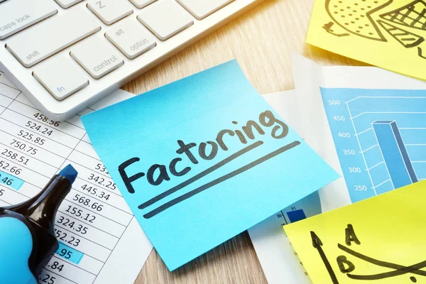 Sticka med ordet factoring på ett skrivbord. Faktor koncept. — Stockfoto