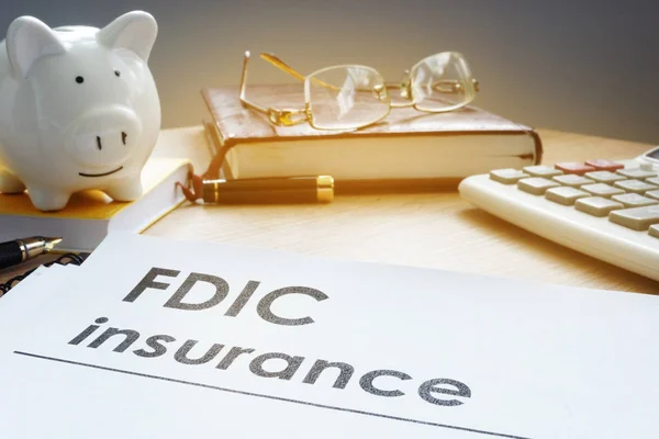 Assicurazione FDIC su un lato del salvadanaio . — Foto Stock