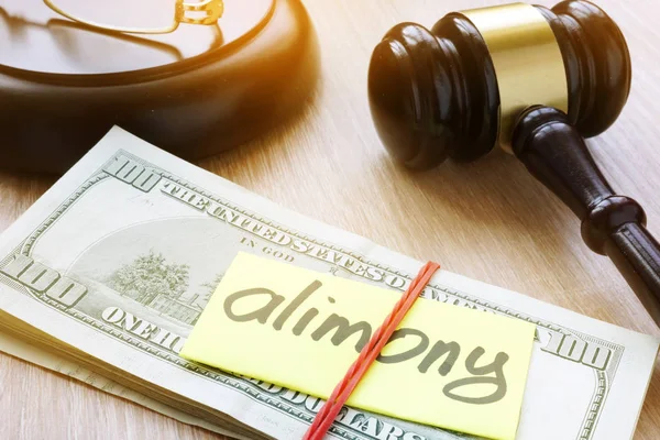 Alimony em uma mesa de tribunal. Conceito de divórcio e separação — Fotografia de Stock