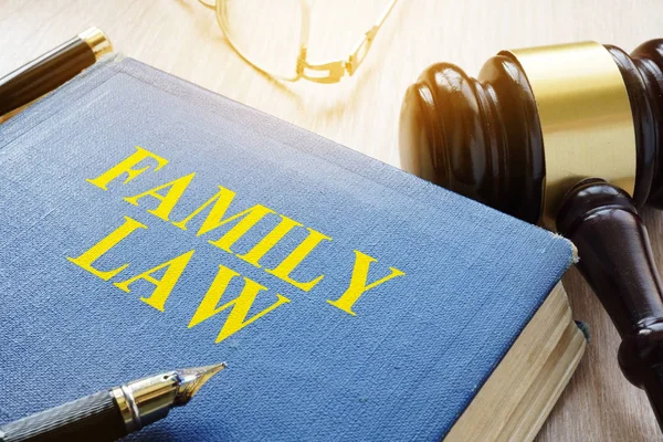Direito de família e óculos em uma mesa de tribunal . — Fotografia de Stock
