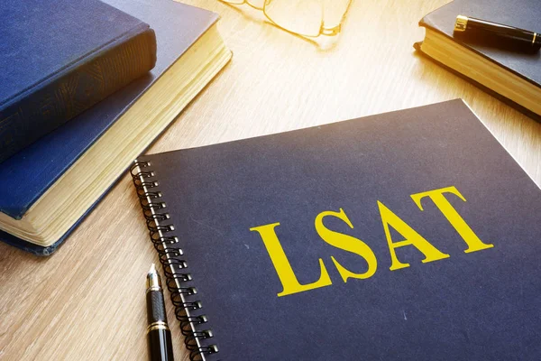 Guía de estudio LSAT sobre una mesa . —  Fotos de Stock