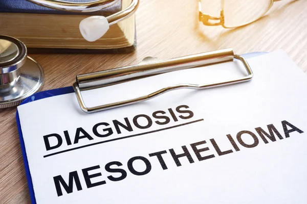 Diagnóstico Mesotelioma e estetoscópio em uma mesa . — Fotografia de Stock