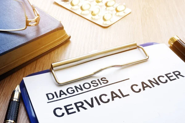 Diagnóstico de cáncer cervical en un portapapeles . — Foto de Stock