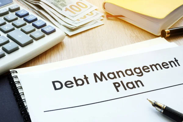 Schuldenmanagementplan auf dem Tisch. — Stockfoto