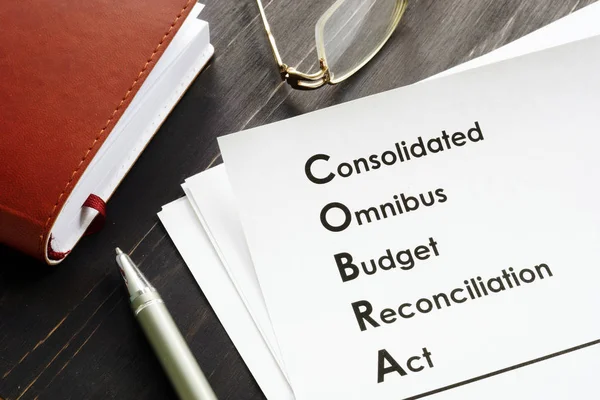 Cobra Consolidated Omnibus Budget Reconciliation Act på skrivbordet. — Stockfoto