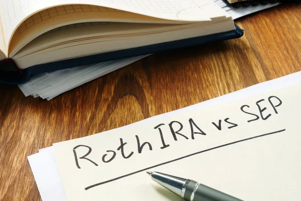 Roth ira vs sep handgeschrieben auf dem gelben Blatt. — Stockfoto