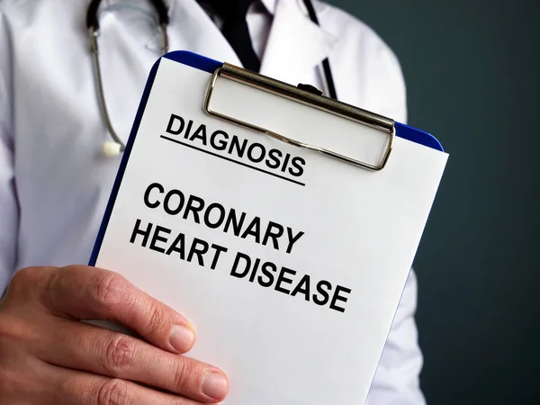 Mann hält koronare Herzkrankheit oder Arterienkrankheit cad Diagnose. — Stockfoto