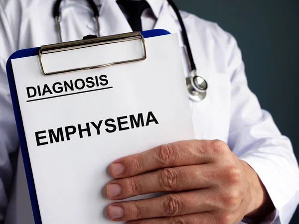 Diagnose Emfyseem met klembord houdt door arts. — Stockfoto