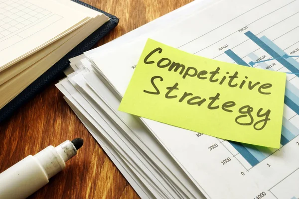 《竞争战略》业务文件放在桌上. — 图库照片