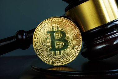 Gavel ve Bitcoin parası. Kripto yasası ve kripto para birimi düzenlemesi.