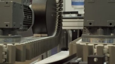 Otomatik makinenin üretim hattında yakınlaştırılması.