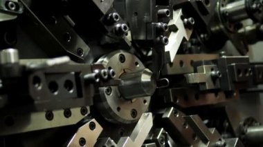 Otomatik ve endüstriyel makine yayları üretiyor. Makine ve endüstri.