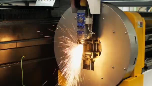 Laser Cnc Cięcia Metalu Automatyczna Maszyna Fabryce Przemysłowej — Wideo stockowe