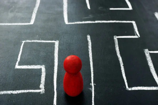 Encontre direção de carreira e conceito de possibilidades. Figura vermelha e labirinto . — Fotografia de Stock