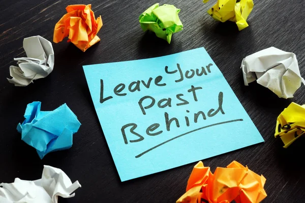 Leave your past behind sign on the memo stick. — Stock Photo, Image