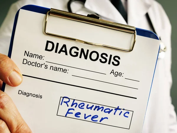 Arzt stellt rheumatische Fieberdiagnose. — Stockfoto